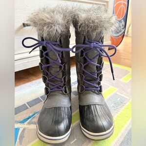 SOREL Gray Winter Boots with Faux Fur Trim